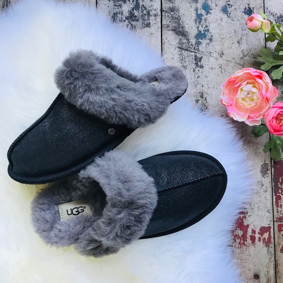 UGG Shoes - 🎁YEAR END SALE🎁UGG black sparkle slides Sz 7